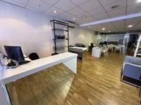 high visibility commercial premises - 2