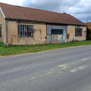 pretty garage located a - 1