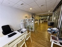 high visibility commercial premises - 1