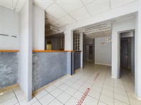 high visibility commercial premises - 2